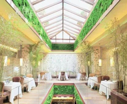 Precioso patio interior con comedores de este hotel romántico.