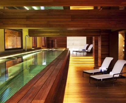 Piscina cubierta con zona de relajación del centro de bienestar de este hotel.