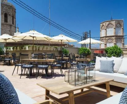 Agradable terraza con mobiliario de este coqueto hotel boutique.
