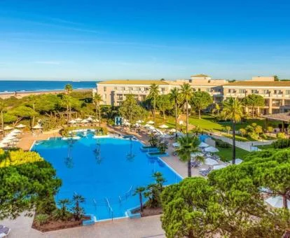 Vista aérea de este hotel con encanto junto al mar que cuenta con grandes zonas exteriores.