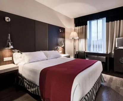 Una de las modernas habitaciones de estilo elegante del hotel.