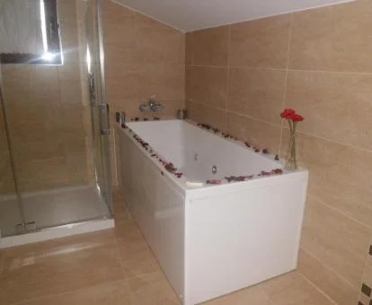 Bañera de hidromasaje privada de este apartamento independiente.