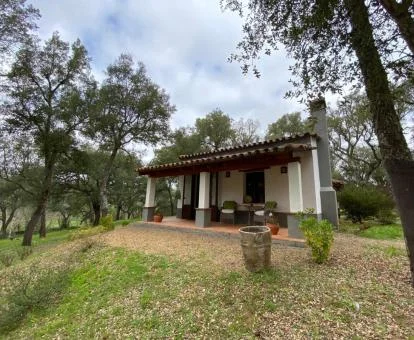 Una de las acogedoras casas rurales de este establecimiento en el campo.