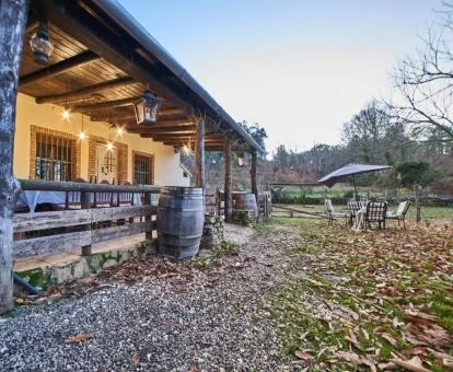 Maravillosa casa rural en medio del campo con mobiliario al aire libre.