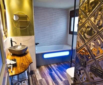 Baño con bañera de hidromasaje privada del apartamento de un dormitorio.