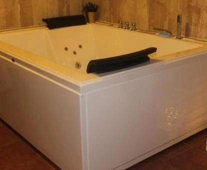 Amplio jacuzzi privado de este acogedor apartamento ideal para parejas.