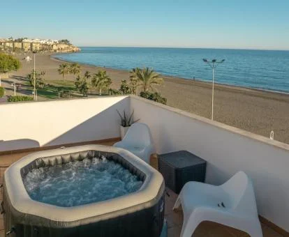 Terraza del apartamento superior con jacuzzi privado y vistas al mar.