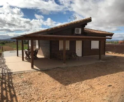 Acogedora casa rural independiente con piscina privada y zona exterior.
