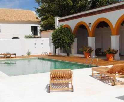 Agradable zona con piscina exterior y solarium de este hotel rural.