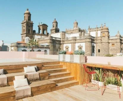 Terraza con piscina y vistas a la catedral de este hotel romántico.
