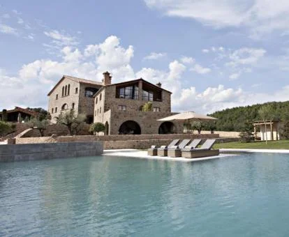 Precioso hotel rural con piscina rodeado de naturaleza.
