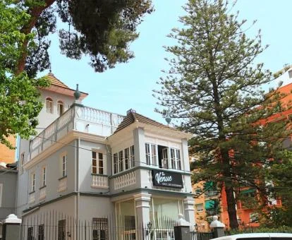 Precioso edificio de este hostel solo para adultos ubicado en la ciudad.