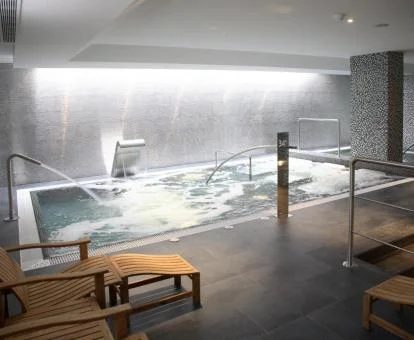 Zona de aguas del spa de este hotel romántico.