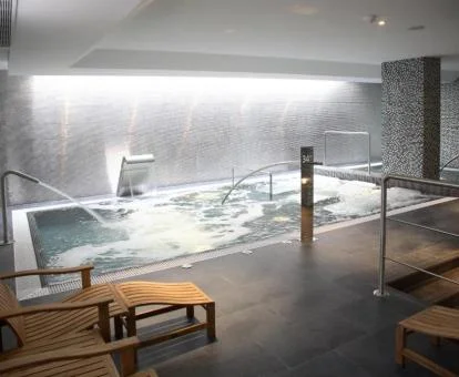 Zona de bienestar con piscina de hidroterapia del hotel.