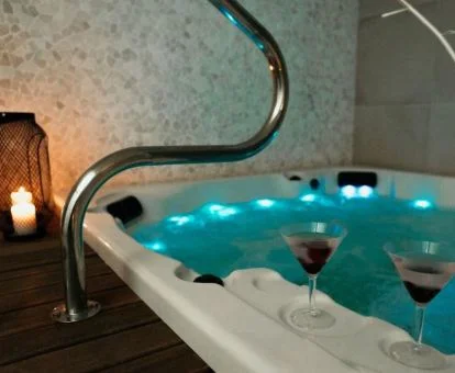 Jacuzzi de la acogedora zona de bienestar del hotel.