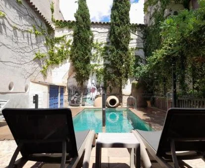 Zona exterior con piscina rodeada de vegetación de este hotel boutique.