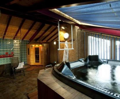 Acogedor spa con jacuzzi y sauna de este hotel con encanto.