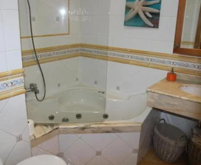 Amplio jacuzzi privado de este apartamento independiente.