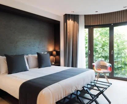 Una de las elegantes habitaciones con balcón y vistas del hotel.