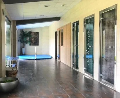 Instalaciones de bienestar de este hotel con varias duchas y sauna.