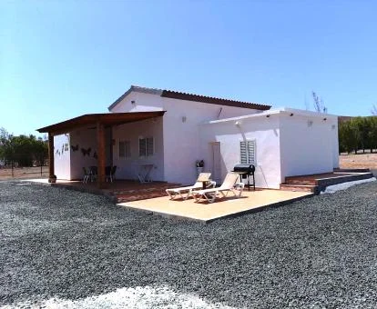 Acogedora casita rural independiente con zona exterior privada.