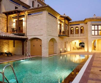 Precioso edificio de este hotel con encanto y piscina exterior.