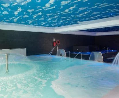 Zona de aguas del centro de bienestar del hotel.