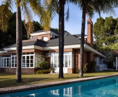 Preciosa villa que alberga este hotel solo para adultos con piscina y jardín.