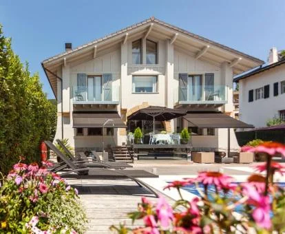 Precioso hotel solo para adultos con bellos jardines y piscina exterior con solarium.