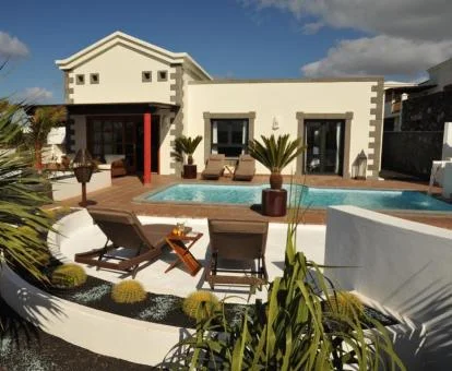 Coqueta villa independiente con zona exterior privada y piscina al aire libre.