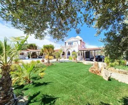 Fabulosa zona exterior con amplios jardines y vegetación de este hotel rural.