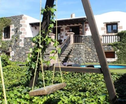 Preciosa casa rodeada de vegetación con piscina privada.