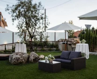 Terraza con mobiliario exterior de este hotel con encanto.