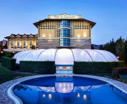 Precioso hotel con piscina al aire libre rodeado de jardines.