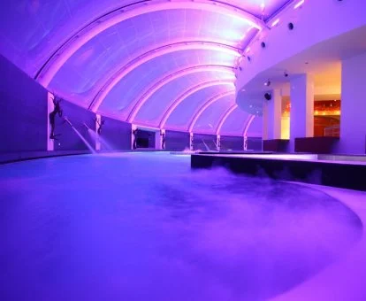 Piscina cubierta con elementos de hidroterapia del spa del hotel.
