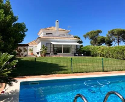 Preciosa villa con amplios jardines y piscina privada.