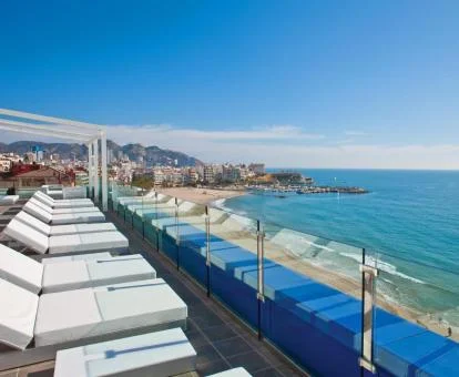 Terraza solarium con espectaculares vistas al mar de este hotel con encanto.