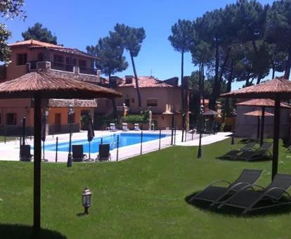 Precioso hotel solo para adultos con piscina y zonas exteriores.
