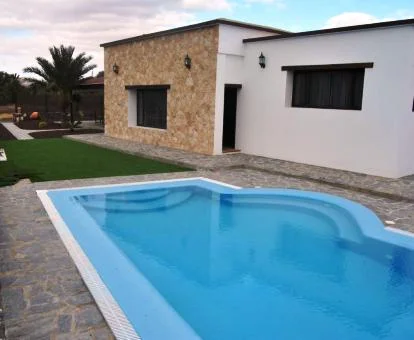 Coqueta villa independiente con zona exterior y piscina privada.