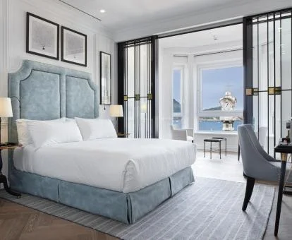 Una de las hermosas habitaciones dobles con zona de estar y vistas al mar del hotel.