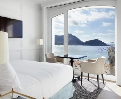 Una de las elegantes habitaciones con preciosas vistas al mar de este hotel romántico.