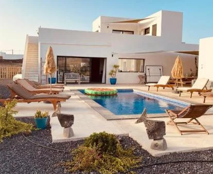 Hermosa villa con zona exterior con piscina y solarium de uso compartido.