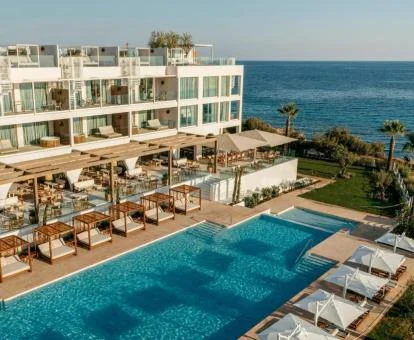 Hermoso edificio de este hotel boutique con gran piscina y vistas al mar desde su ubicación.