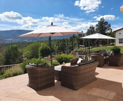 Terraza exterior del hotel con mobiliario al aire libre y fabulosas vistas a la naturaleza.