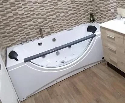 Baño con bañera de hidromasaje privada de este apartamento independiente.