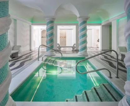 Zona de aguas del centro de bienestar del hotel.