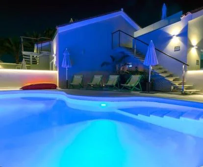 Agradable zona exterior con piscina y mobiliario de este hotel boutique.