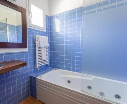 Baño con bañera de hidromasaje privada de la villa de tres dormitorios.