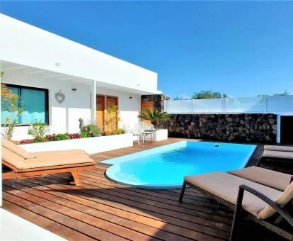 Zona exterior con piscina y mobiliario de este alojamiento rural.