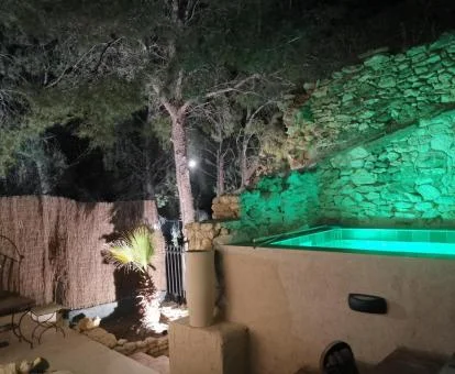 Jardín de una de las villas con piscina privada.